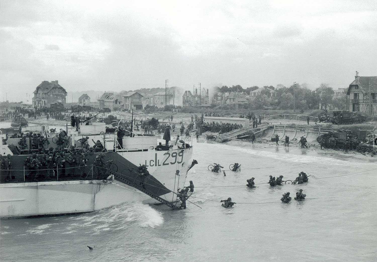 Troops of the 9th Canadian Infantry Brigade (Stormont, Dundas and Glengarry Highlanders) going ashore from LCI (Landing Craft Infantry) 299, Bernières-sur-mer, Normandy, France, June 6, 1944. Source: Lieutenant Gilbert A. Milne, Department of National Defence, Library and Archives Canada, PA-131506 (Photo courtesy of the Juno Beach Centre Association)